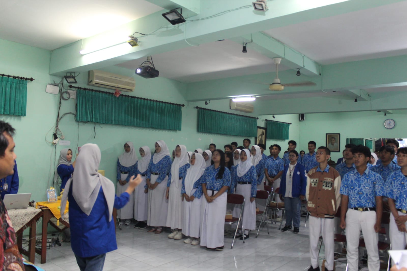 25. Menyanyikan Lagu Indonesia Raya